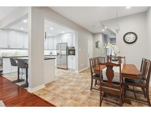 16-218 Plains Road E, Burlington, ON - Indoor Photo Showing Dining Room