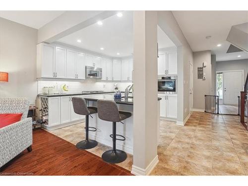 16-218 Plains Road E, Burlington, ON - Indoor Photo Showing Kitchen With Upgraded Kitchen