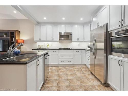 16-218 Plains Road E, Burlington, ON - Indoor Photo Showing Kitchen With Double Sink With Upgraded Kitchen