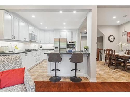 16-218 Plains Road E, Burlington, ON - Indoor Photo Showing Kitchen With Upgraded Kitchen