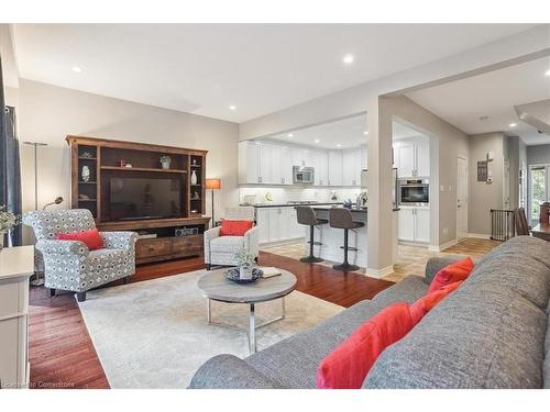 16-218 Plains Road E, Burlington, ON - Indoor Photo Showing Living Room