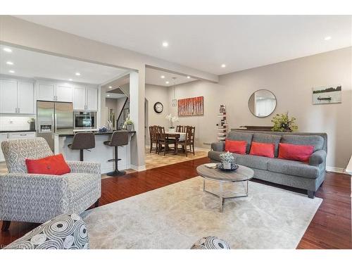 16-218 Plains Road E, Burlington, ON - Indoor Photo Showing Living Room