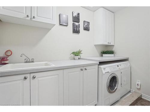 16-218 Plains Road E, Burlington, ON - Indoor Photo Showing Laundry Room