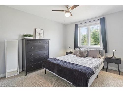 16-218 Plains Road E, Burlington, ON - Indoor Photo Showing Bedroom