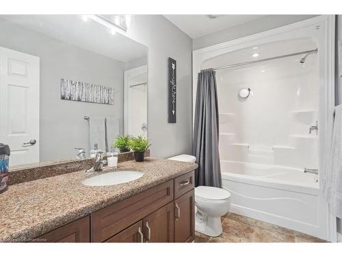 16-218 Plains Road E, Burlington, ON - Indoor Photo Showing Bathroom