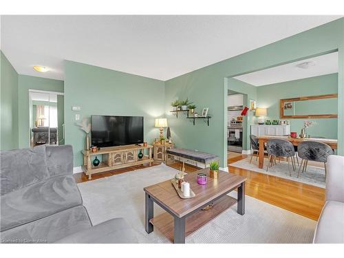 25-100 St. Andrews Court, Hamilton, ON - Indoor Photo Showing Living Room