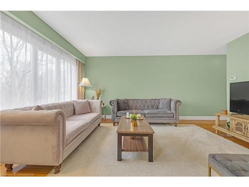 25-100 St. Andrews Court, Hamilton, ON - Indoor Photo Showing Living Room