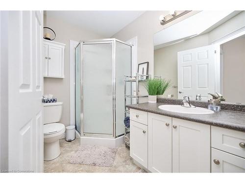 12-17 Riverside Circle, Smithville, ON - Indoor Photo Showing Bathroom