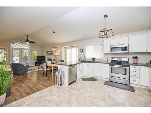 12-17 Riverside Circle, Smithville, ON - Indoor Photo Showing Kitchen