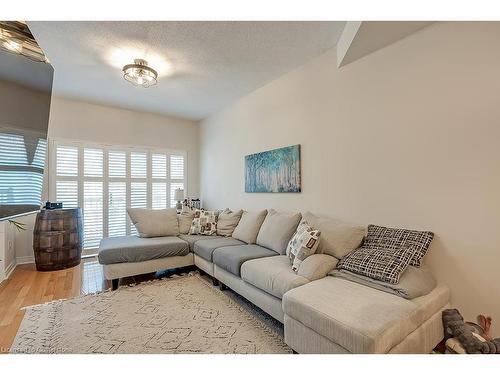 59-1169 Dorval Drive, Oakville, ON - Indoor Photo Showing Living Room