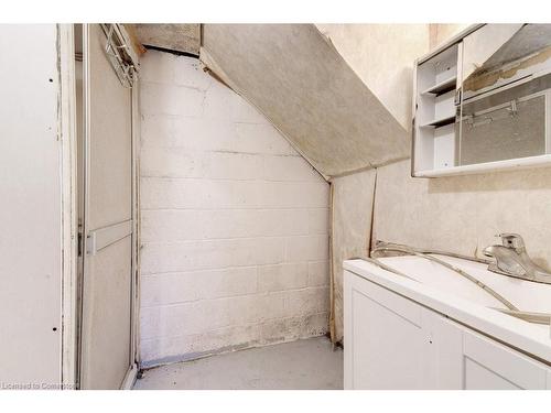 453 Paling Avenue, Hamilton, ON - Indoor Photo Showing Bathroom