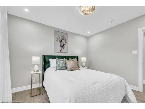 Upper-541 East 16Th Street, Hamilton, ON - Indoor Photo Showing Bedroom