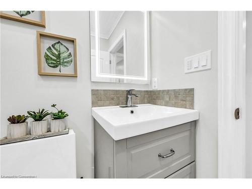 Upper-541 East 16Th Street, Hamilton, ON - Indoor Photo Showing Bathroom