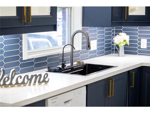 Upper-541 East 16Th Street, Hamilton, ON - Indoor Photo Showing Kitchen With Upgraded Kitchen