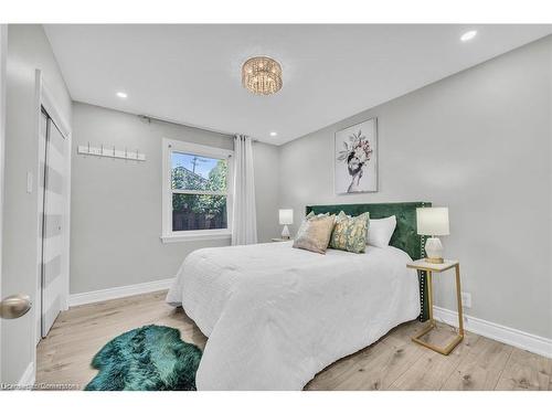 Upper-541 East 16Th Street, Hamilton, ON - Indoor Photo Showing Bedroom