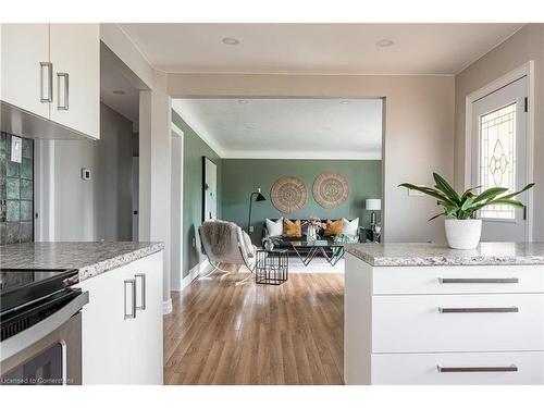 7 Battersea Avenue, St. Catharines, ON - Indoor Photo Showing Kitchen With Upgraded Kitchen