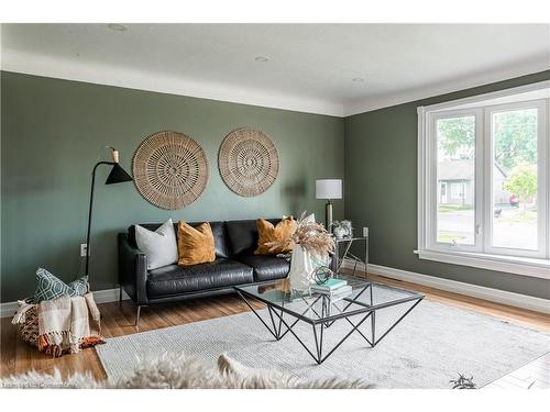 7 Battersea Avenue, St. Catharines, ON - Indoor Photo Showing Living Room