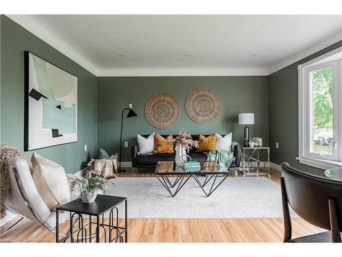 7 Battersea Avenue, St. Catharines, ON - Indoor Photo Showing Living Room