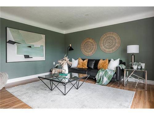 7 Battersea Avenue, St. Catharines, ON - Indoor Photo Showing Living Room