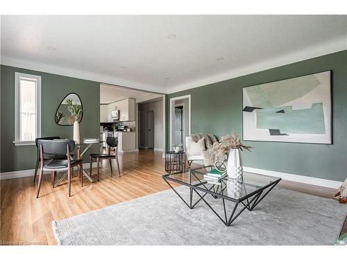 7 Battersea Avenue, St. Catharines, ON - Indoor Photo Showing Living Room