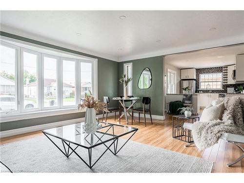 7 Battersea Avenue, St. Catharines, ON - Indoor Photo Showing Living Room