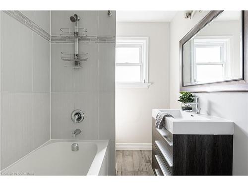 7 Battersea Avenue, St. Catharines, ON - Indoor Photo Showing Bathroom