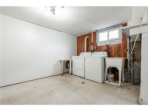 7 Battersea Avenue, St. Catharines, ON - Indoor Photo Showing Laundry Room