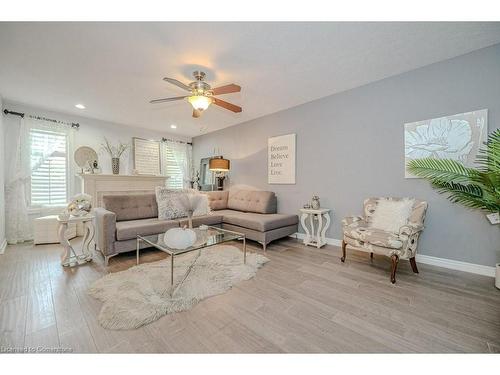 260 Chesley Street, Hamilton, ON - Indoor Photo Showing Living Room