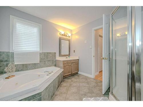 260 Chesley Street, Hamilton, ON - Indoor Photo Showing Bathroom