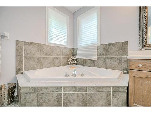 260 Chesley Street, Hamilton, ON - Indoor Photo Showing Bathroom