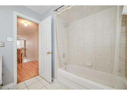 260 Chesley Street, Hamilton, ON - Indoor Photo Showing Bathroom