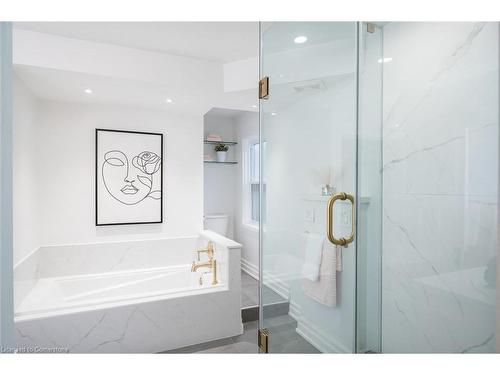 78 Gage Avenue S, Hamilton, ON - Indoor Photo Showing Bathroom