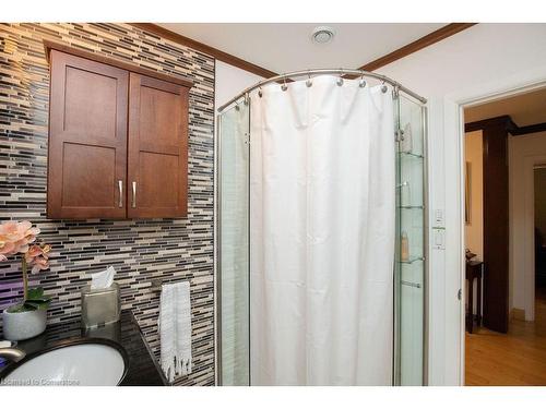 341 Clarendon Drive, Ancaster, ON - Indoor Photo Showing Bathroom