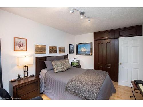 341 Clarendon Drive, Ancaster, ON - Indoor Photo Showing Bedroom