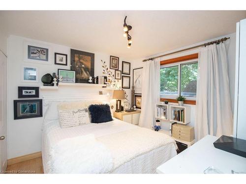 341 Clarendon Drive, Ancaster, ON - Indoor Photo Showing Bedroom