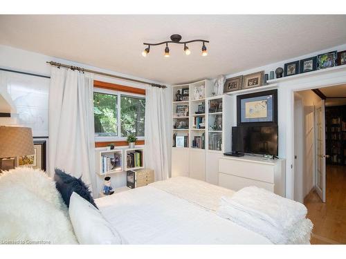 341 Clarendon Drive, Ancaster, ON - Indoor Photo Showing Bedroom