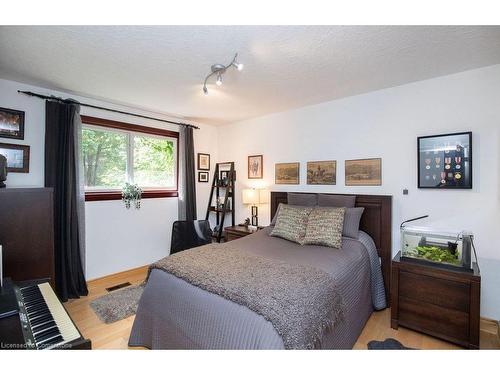 341 Clarendon Drive, Ancaster, ON - Indoor Photo Showing Bedroom