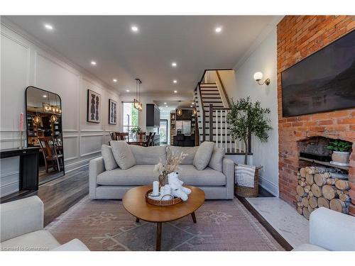 155 Catharine Street S, Hamilton, ON - Indoor Photo Showing Living Room