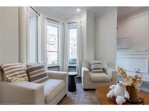 155 Catharine Street S, Hamilton, ON - Indoor Photo Showing Living Room