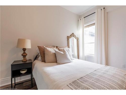 155 Catharine Street S, Hamilton, ON - Indoor Photo Showing Bedroom