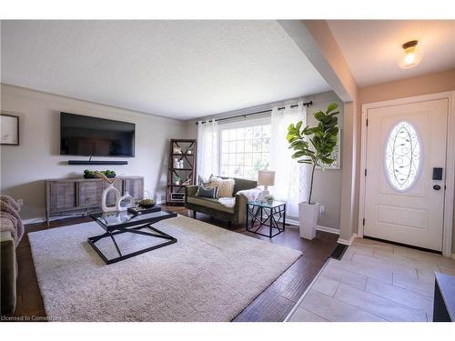 6 Stella Street, Pelham, ON - Indoor Photo Showing Living Room