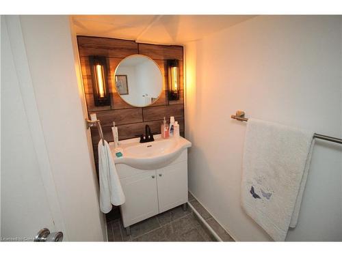 2-33 East 33Rd Street, Hamilton, ON - Indoor Photo Showing Bathroom