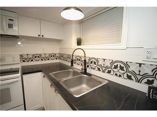 2-33 East 33Rd Street, Hamilton, ON - Indoor Photo Showing Kitchen With Double Sink