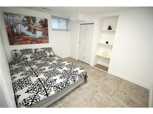 2-33 East 33Rd Street, Hamilton, ON - Indoor Photo Showing Bedroom