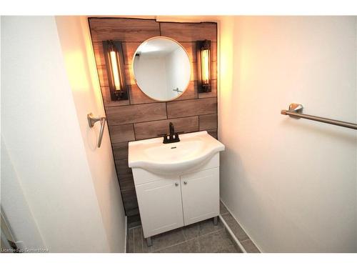 2-33 East 33Rd Street, Hamilton, ON - Indoor Photo Showing Bathroom