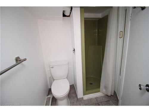 2-33 East 33Rd Street, Hamilton, ON - Indoor Photo Showing Bathroom