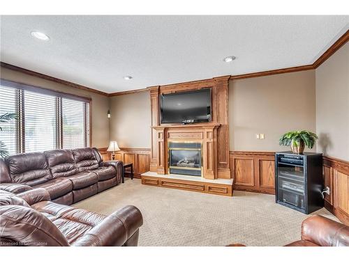 7689 Mount Carmel Boulevard, Niagara Falls, ON - Indoor Photo Showing Living Room With Fireplace