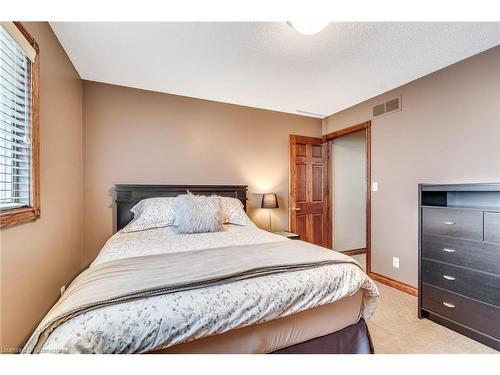 7689 Mount Carmel Boulevard, Niagara Falls, ON - Indoor Photo Showing Bedroom