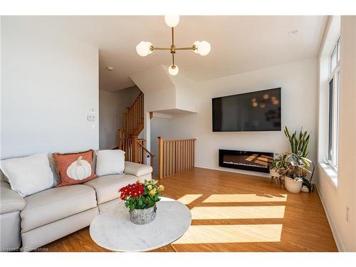 4 Springdale Avenue, Caledon, ON - Indoor Photo Showing Living Room