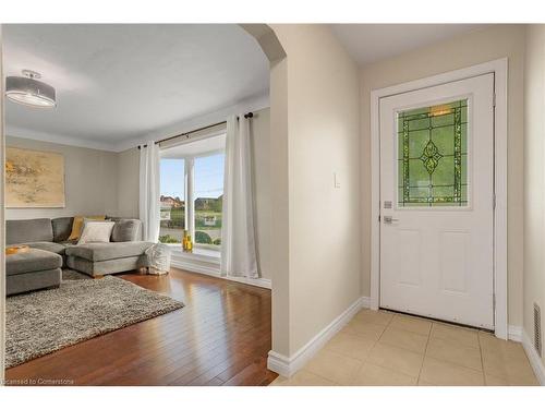 174 Mud Street W, Grassie, ON - Indoor Photo Showing Living Room